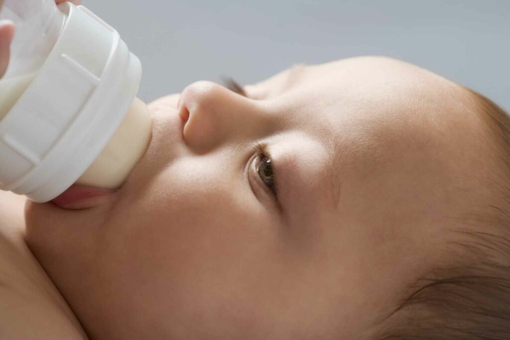 شیشه شیر دادن به نوزاد