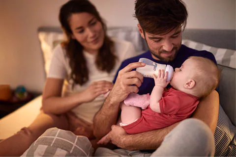 پدرها به نوزاد شیشه شیر بدهند