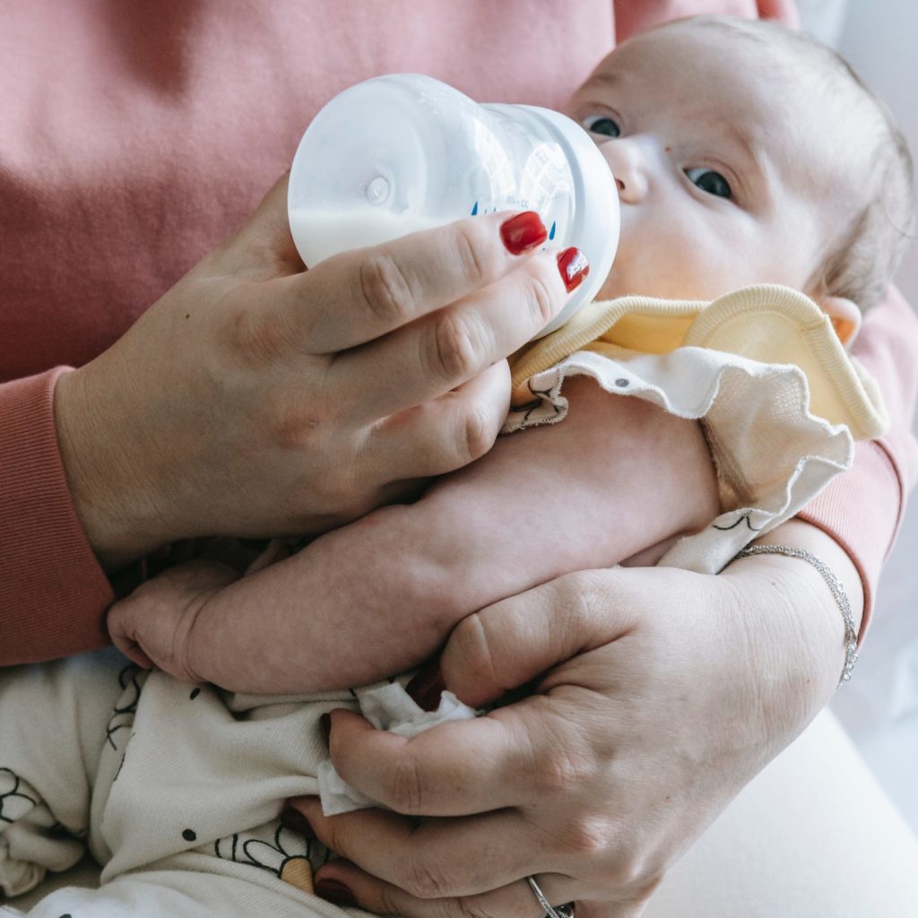 شیشه شیر دادن به نوزاد