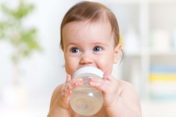 چگونه به نوزاد آب بدهیم؟