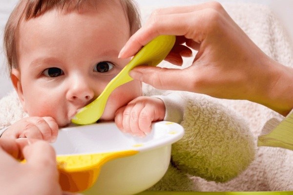 غذای کمکی برای نوزادان